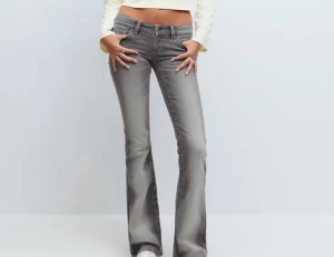 Low waist bootcut jeans - gråa super snygga low waist bootcut jeans, dem är långa och passar perfekt till en stickad ströja samt tajta tröjor, går både att klä upp och klä ner💗💗