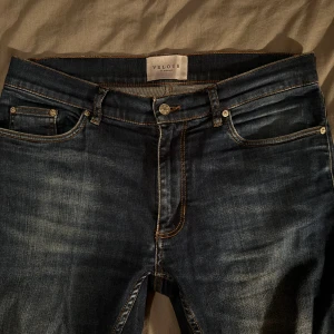 Velour Jeans raka - Stilrena jeans från Velour med skön tvätt. Begagnade men i gott skick förutom vid lappen där bak på bild 3. Vid funderingar hör av dig!