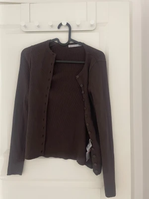 Brun kofta - Jätte fin brun kofta med knappt som går att stänga jätte fin skick 