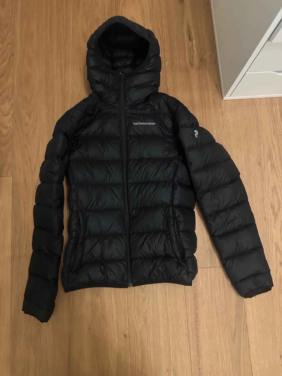 Svart dunjacka Peak Performance S