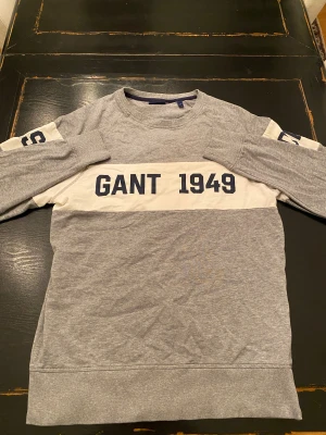 Grå och vit Gant sweatshirt  - Grå och vit Gant sweatshirt. Inga skador. 