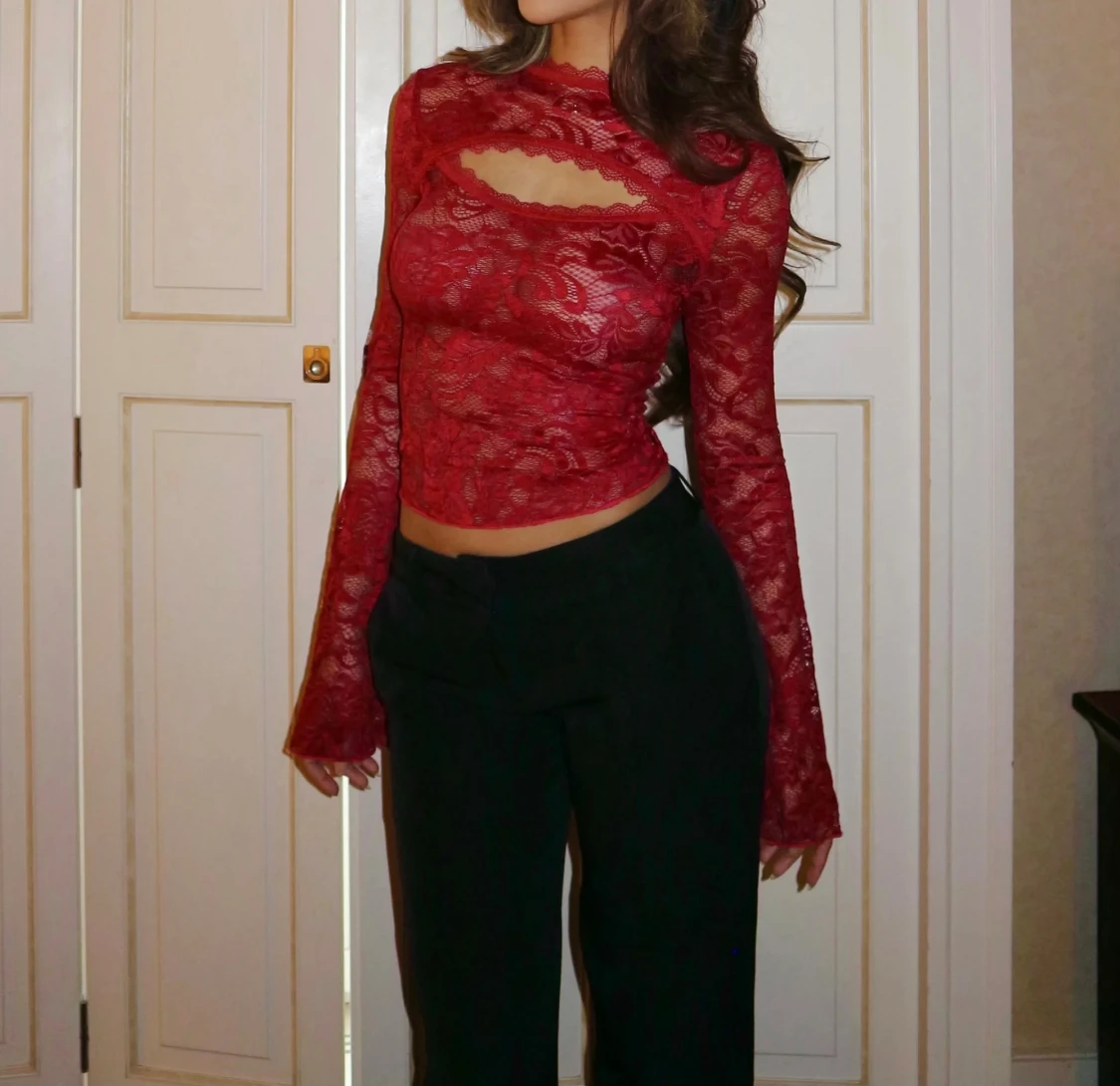 Röd spetsblus med cut-out