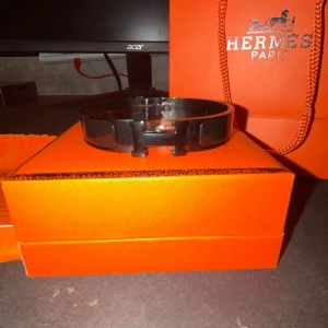 Armband -  armband i metall med den ikoniska H-detaljen framtill. Kommer med original orange ask, påse.