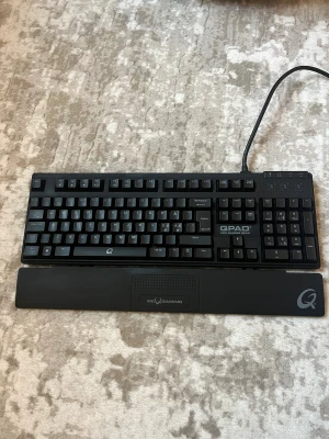 QPAD MK-80 tangentbord  - Säljer ett QPAD MK-80 mekaniskt tangentbord. Det är klickljud och blå belysning i knapparna. 