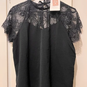 Blus strl S  - Ny blus med spets i strl S från JDY. Aldrig använd, prislapp kvar.  Nypris: 379kr    