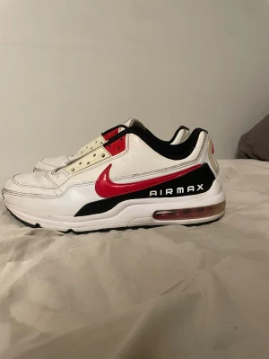 Nike air Max skor - Säljer mina Nike air Max skor. Har blivit för små så har ingen användning av de längre. Har tatt ut sko snörerna men man kan bara sätta in nya så är de klart. 