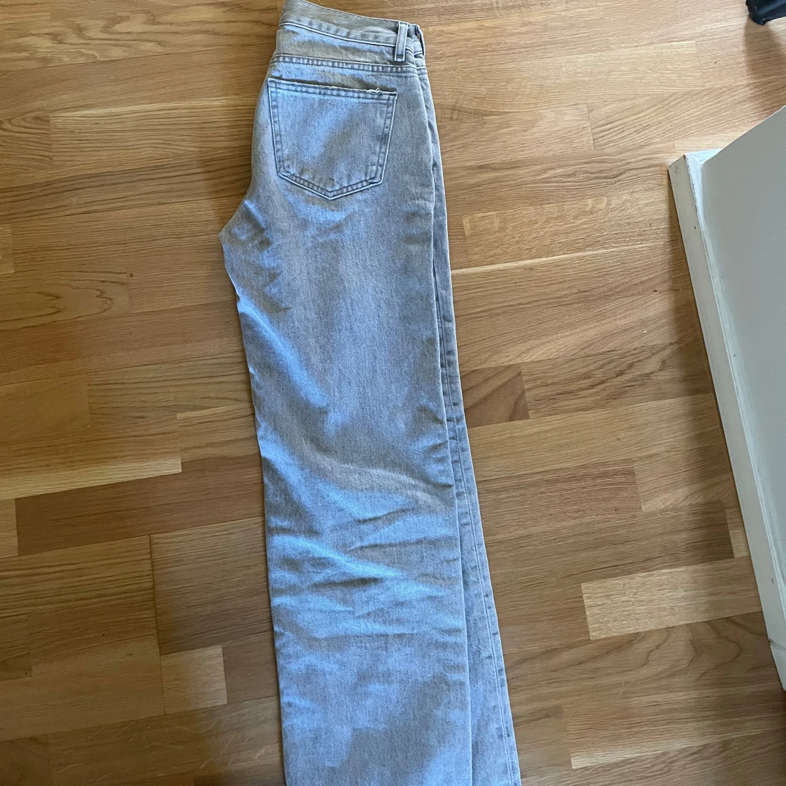 Ljusgrå raka jeans - 3