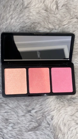 Blush Palett  - En oanvänd blush palette med olika nyanser