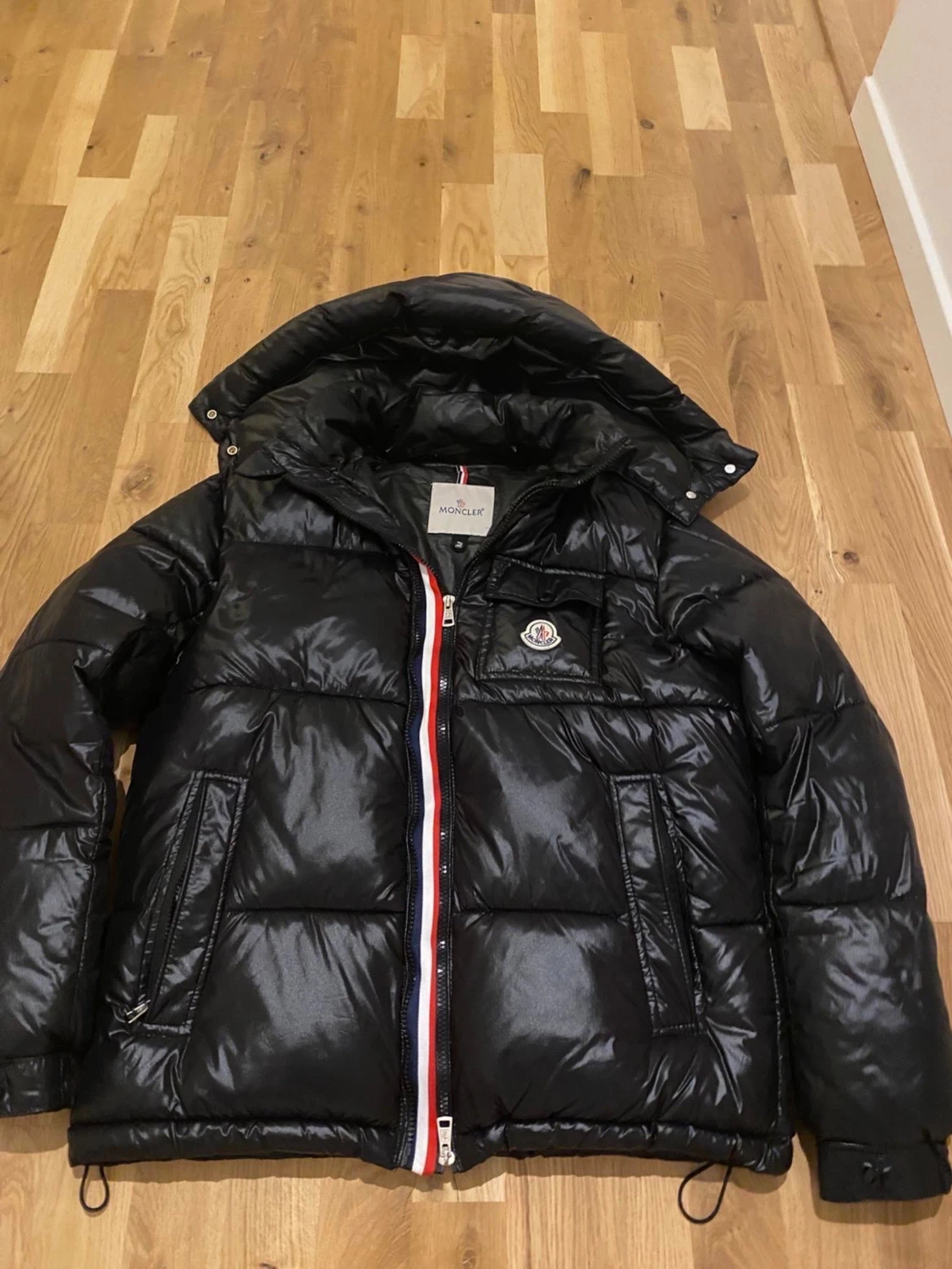 Svart Moncler pufferjacka med huva