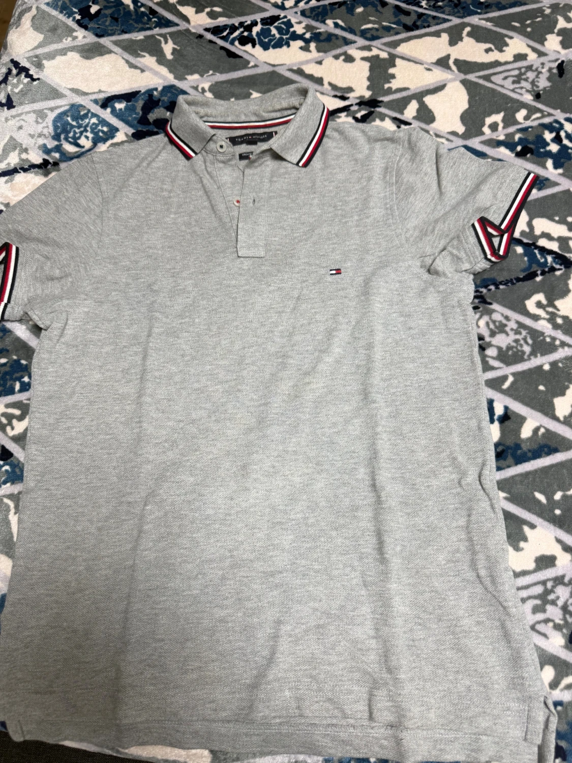 Grå polotopp från Tommy Hilfiger XS