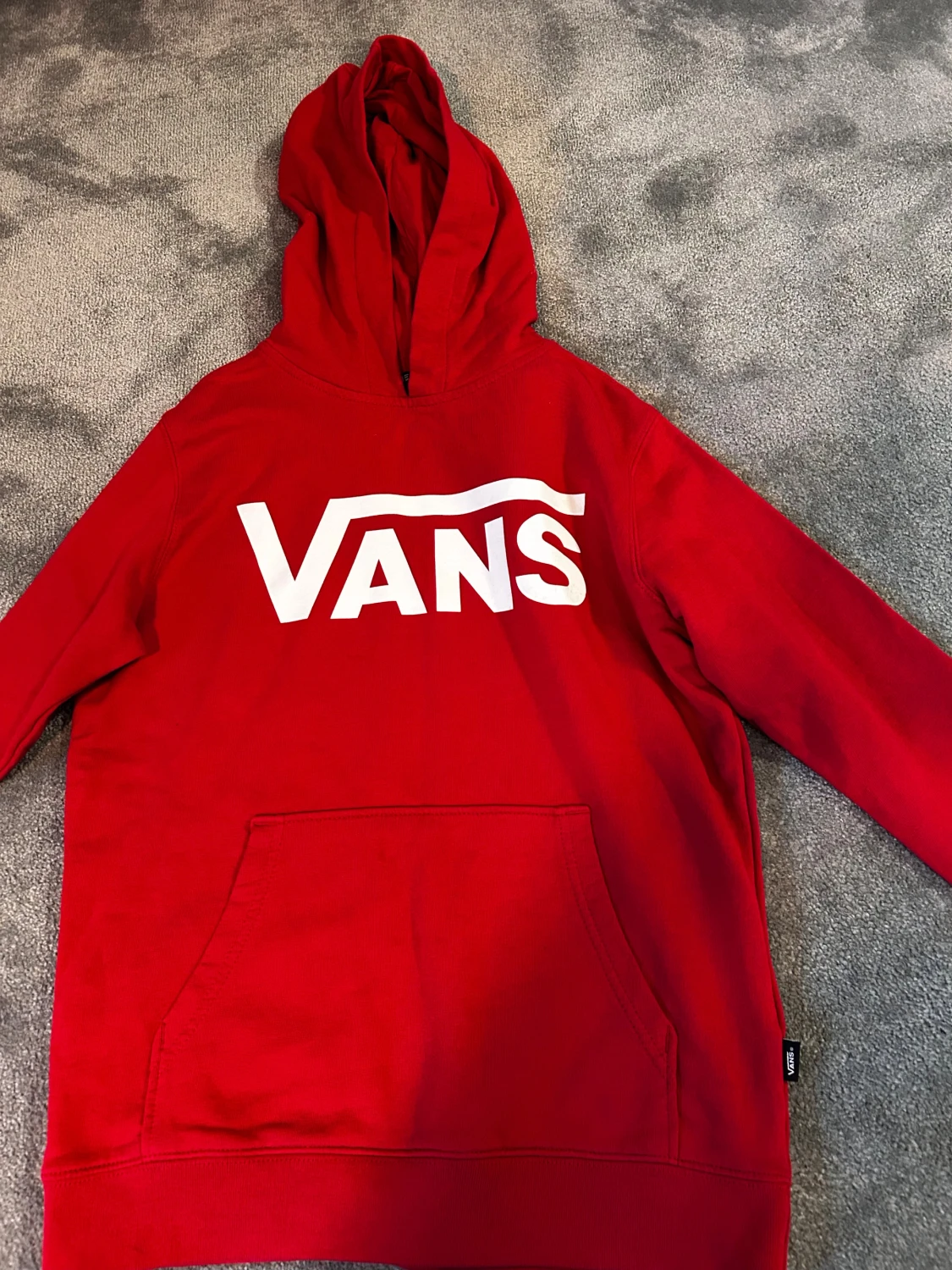 Röd hoodie från Vans med logga - 2