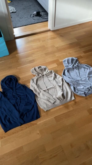 Tre hoodies i blått, beige och ljusblått - 3 hoodie i kashmir / merino ull blend. 350kr styck, Alla för 900. Barnstorlek 158 