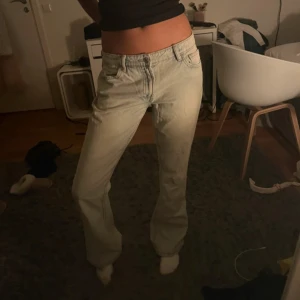 Trendiga jeans från Zara - Superfina! Säljer då de inte passar så kan inte skicka mer bilder på hur de sitter på🥰