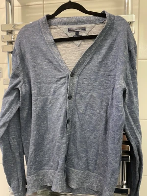  Blå Tommy helfigur  cardigan  - Blå Tommy helfigur  cardigan 249kr st