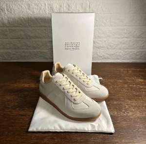 Beige sneakers  - MM skor i färgen beige och vit till salu. Skorna är i mycket bra skick.