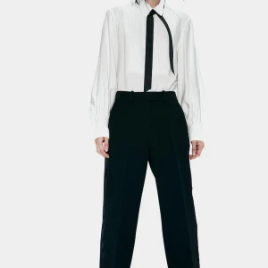 H&M SMOKINGBYXA - Ett par byxor i twill med revärer i satin. Byxorna har hög midja, gylf med dragkedja och forlangd linning med dold knapp samt hyska och hake. Snedstallda sidfickor, passpoalerade bakfickor och raka ben med pressveck fram och bak.storlek 42/nyskick med lappar 