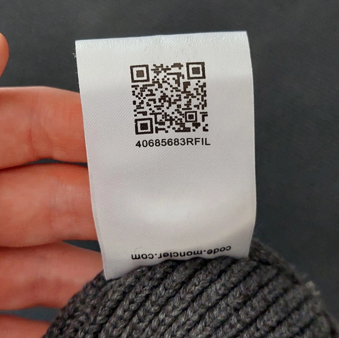 Grå ribbad mössa från Moncler - 3