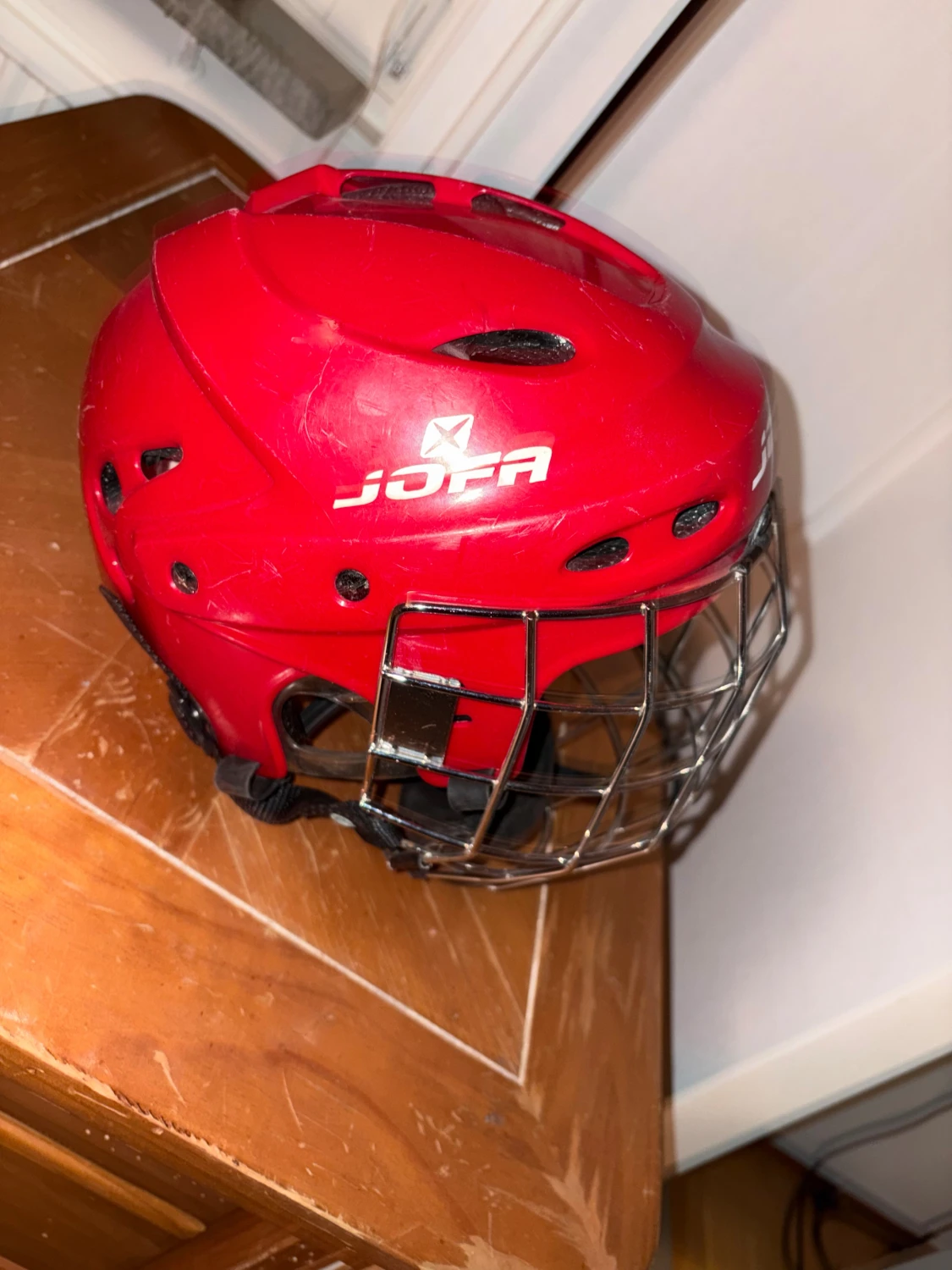 Röd hockeyhjälm Jofa med galler - 2