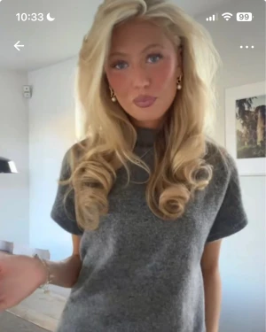 Fin stickad tröja - Stickad tröja som är eftertraktad och slutsålda, är lite noppig men går säkert bort