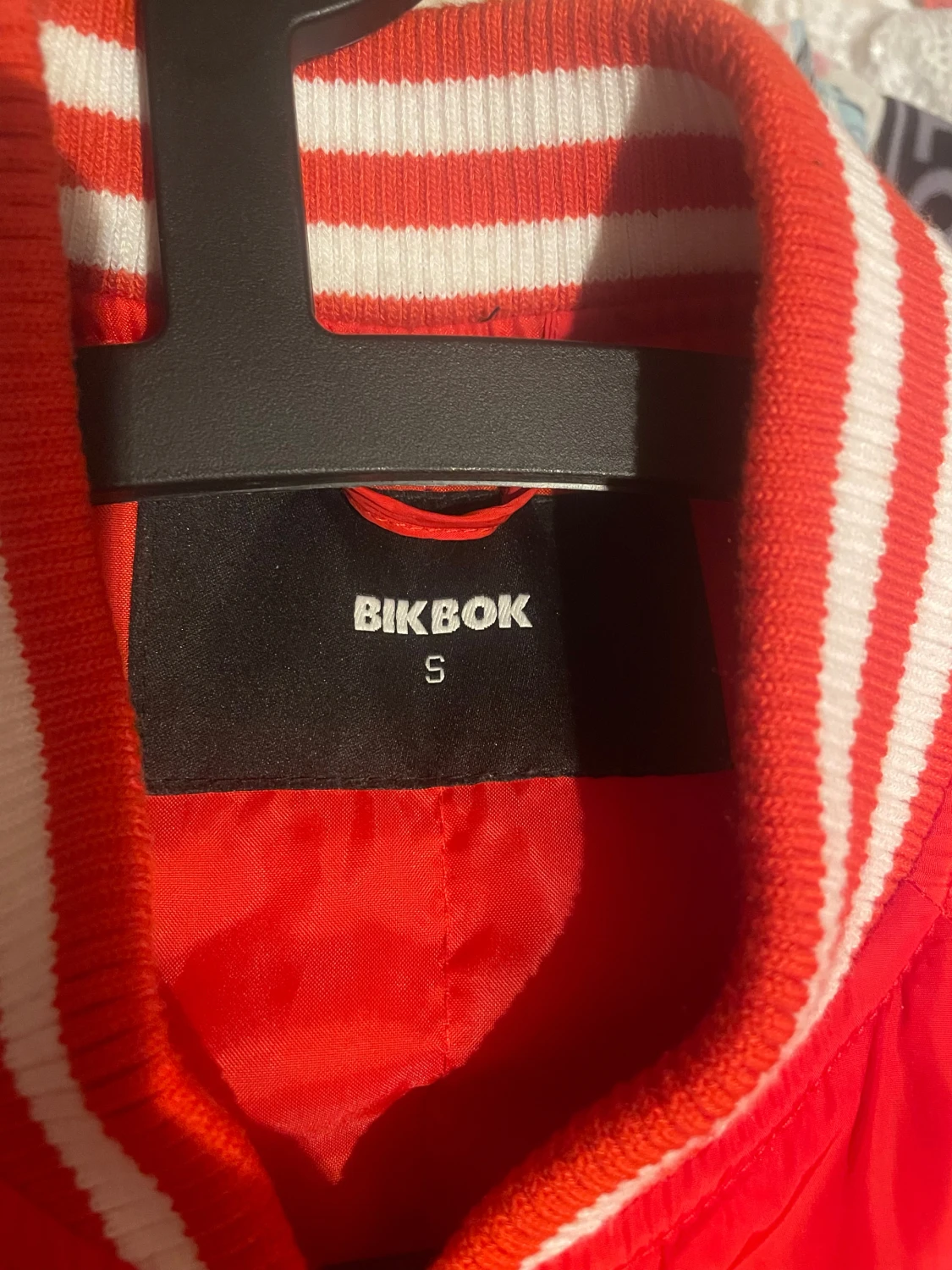 Röd bomberjacka  - 3