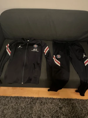 Psg tracksuit - Psg tracksuit som går att använda både för träning men också i vardagen, de är bekväma, snygga och sitter bra. Båda är i storlek S.