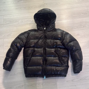 Zara Down Puffer Jacka - Säljer min Zara jacka från i vintras då jag har en ny jacka. Jackan är i väldigt bra skick utöver att den har ett litet hål vid necktagen. Har en trendig glansig look och passar till allt. Nypris ligger på 1395kr. Hör av er vid fler frågor🙏