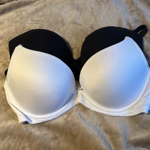 2 pack Pushup Bh - Snygga bh:ar med en svart överdel i spets och en vit, slät överdel. Båda har vadderade kupor och justerbara axelband. endast testade då jag köpte fel.