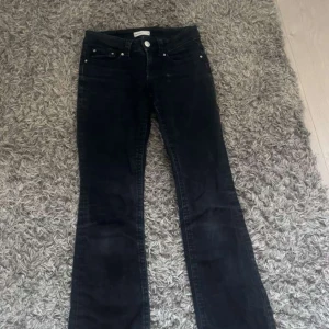 Svarta bootcut jeans från Perfect Jeans - Svarta jeans från Perfect Jeans i bootcut-modell med klassiska fem fickor och snygga detaljer på bakfickorna. Jeansen har en normal passform och är tillverkade i ett stretchigt denimtyg som sitter skönt hela dagen.