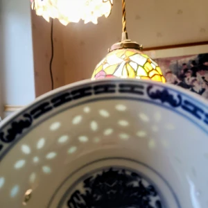 6st Kinesiska Skålar Och Skedar  - Diameter 12,5cm Höjd 6cm. Fina porslinsskålar och skedar med blått drakmönster utan sprickor eller skador Perfekt för servering av soppa, nudlar eller risrätter. Kolla mina andra annonser för samfrakt. 