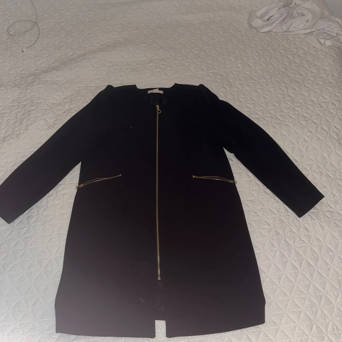 Svart rock från H&M med gulddetaljer