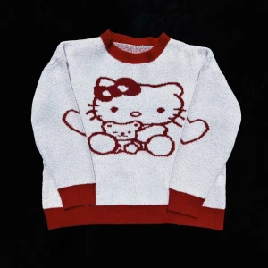 Tröja ⛓️ - Världens gulligaste stickade Hello Kitty tröja! 🥰Passar alla från XS-L då den är oversized i storleken 📏Endast prövad - som ny! ✨Köp nu 💌
