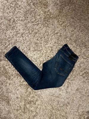 Replay anbass hyperflex jeans slim fit blå w31 - Replay anbass hyperflex jeans i slim passform. Mycket bra skick, inga märkvärdiga defekter. Storlek W31. Skön wash på dessa, postas samma dag som köp eller dagen därpå🙌💯