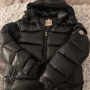 INTRESSEKOLL!!! - Kollar intresset på min fina jacka, lappen med tryck på håller på att lossna på några ställen är man duktig på att sy borde det inte vara någon fara att fixa. Annars är jackan i jätte fint skick. Skriv för mer bilder eller funderingar. Skicka prisförslag😊