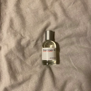 Staudinger 350 Extrait de Parfum - Staudinger 350 Extrait de Parfum med minimalistisk design och tydlig attityd. Perfekt för dig som vill sticka ut med en unik doft. Flaskan har texten 'one bold choice' och passar dig som gillar att våga.