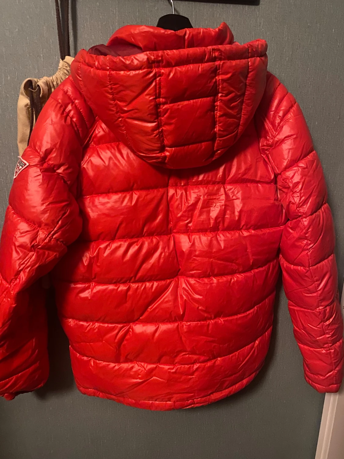 Röd pufferjacka från Guess - 1
