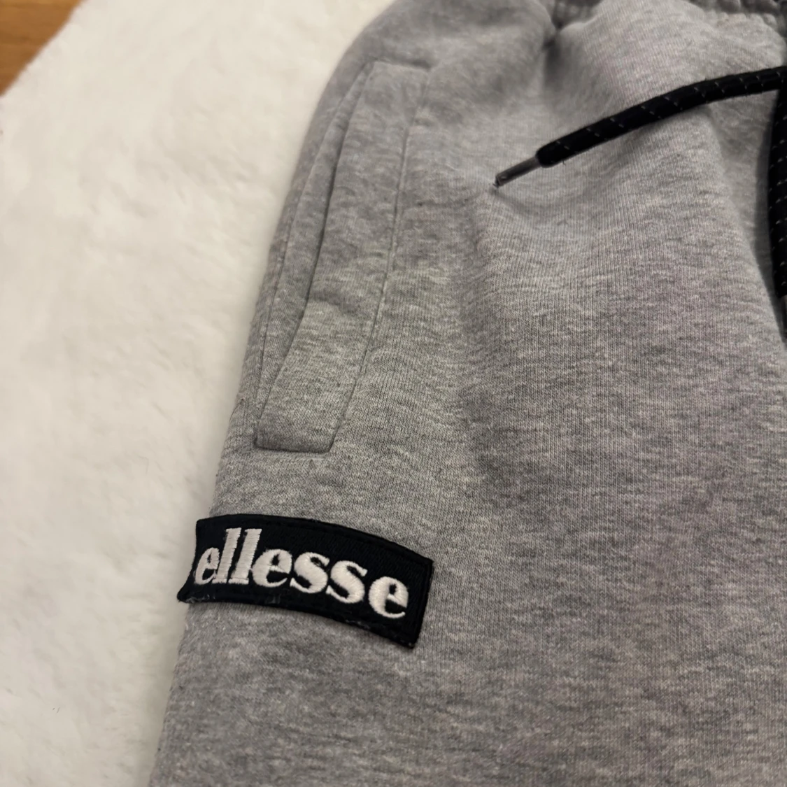 Grå cargopants från Ellesse - 1