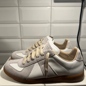 Maison Margiela GATTS - Säljer mina GATTs i storlek 43, använde en gång och med kommer box och dustbag, inget kvitto medföljer tyvärr! 