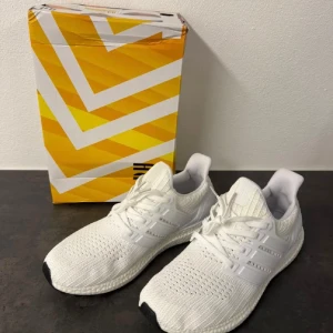 Vita Ultraboost  - Säljer dessa nya  riktigt feta vita ultra boost skorna i storlek 43 då de är för små för mig. De är helt nya! Kan gå ner lite i pris vid snabb affär. Det är bara att höra av dig vid minsta fundering! 👍