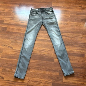 Mörkgråa Replay Anbass Hyperflex - Tja! Säljer ett par sjukt snygga mörkgråa med urtvättad look Replay Jeans i Anbass modellen och det är Hyperflex också vilket gör att jeansen är lite stretchiga och sköna att ha på sig. Skick: 8/10 använd ett fåtal gånger har en liten defekt på vänster bakficka som man kan se på nästsista bilden om man zoomar in lite. Storlek: W28 L34 men är lika långa som mina andra Replay jeans som är 32 i längd. Pris: 500kr pris kan diskuteras vid snabb affär💨Kom DM vid fler bilder eller funderingar🥰