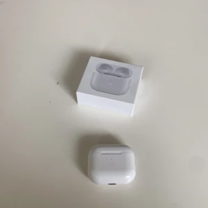 AirPods 3rd generation Wireless Charging Case -  Enbart fodralet. Trådlöst laddningsetui för AirPods (3:e generationen). Kompatibel med Qi-laddning,. Fint skick, levereras med originalförpackning. Perfekt för dig som behöver ett extra eller ersättande laddningsetui. Helt oanvänt 