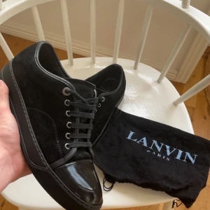 Svarta Lanvin patent cap toe - Säljer mina riktigt snygga lanvins i storlek 41, dom är stora i storleken så passar även 42-42,5. Skorna är i väldigt bra skick och har inga synliga defekter. Dustbag finns till skorna! Pris: 1999kr, men tar även emot prisförslag!