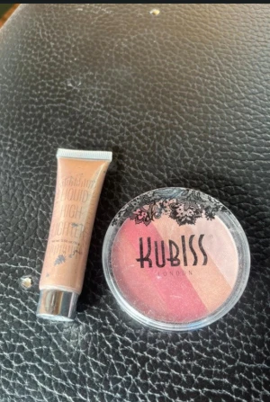 Kubiss rouge & flytande highlighter - Säljer ett Kubiss London rouge med tre nyanser i rosa, persika och bronzefärgat, samt en tub med flytande highlighter i champagne-ton. Perfekt för att ge ansiktet glow och färg. Båda produkterna är smidiga att ta med i väskan.endast testad på handen 