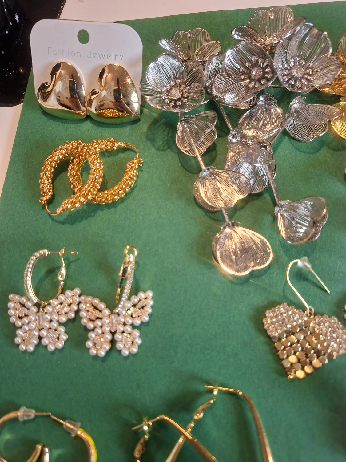 Mix av statement örhängen i guld & silver - 4