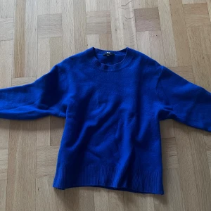 Uniqlo stickad tröja  - Snygg mörkblå tröja från uniqlo i storlek S. Använt få gånger så den är i mycket bra skick. Jättevarm och skön, materialet är 100% ull