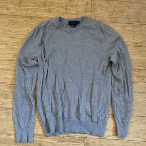 Beige  merinoulltröja från Riley S - Snygg beige tröja från Riley i mjuk merinoull. Passar perfekt för dig som gillar stilrena och enkla plagg. Mått: 43 cm över bröstet, 58 cm ärmlängd. Det står M på tröjan men den sitter som S, då den krympt i tvätten. 