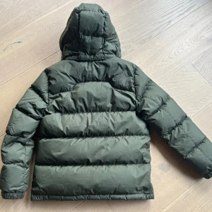 Grön vinterjacka Polo Ralph Lauren stl L 14-16 - Grön vinterjacka från Polo Ralph Lauren. Använd en säsong. Perfekt skick, inga märken eller fläckar. Från rök -och djurfritt hem. Nypris 3300 kr. 