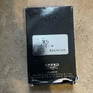 Creed Aventus Eau de Parfum - Creed Aventus Millésime Eau de Parfum, 120 ml. Lyxig parfym i snygg förpackning, tillverkad i Paris. Perfekt för dig som vill sticka ut med en ikonisk doft från ett klassiskt märke.