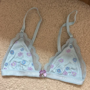 Bh - Supersöt ljusblå bh från lounge underwear, använd endast ett fåtal gånger då den är lite för liten! 💖 perfekt att ge bort till någon i julklapp 🥰