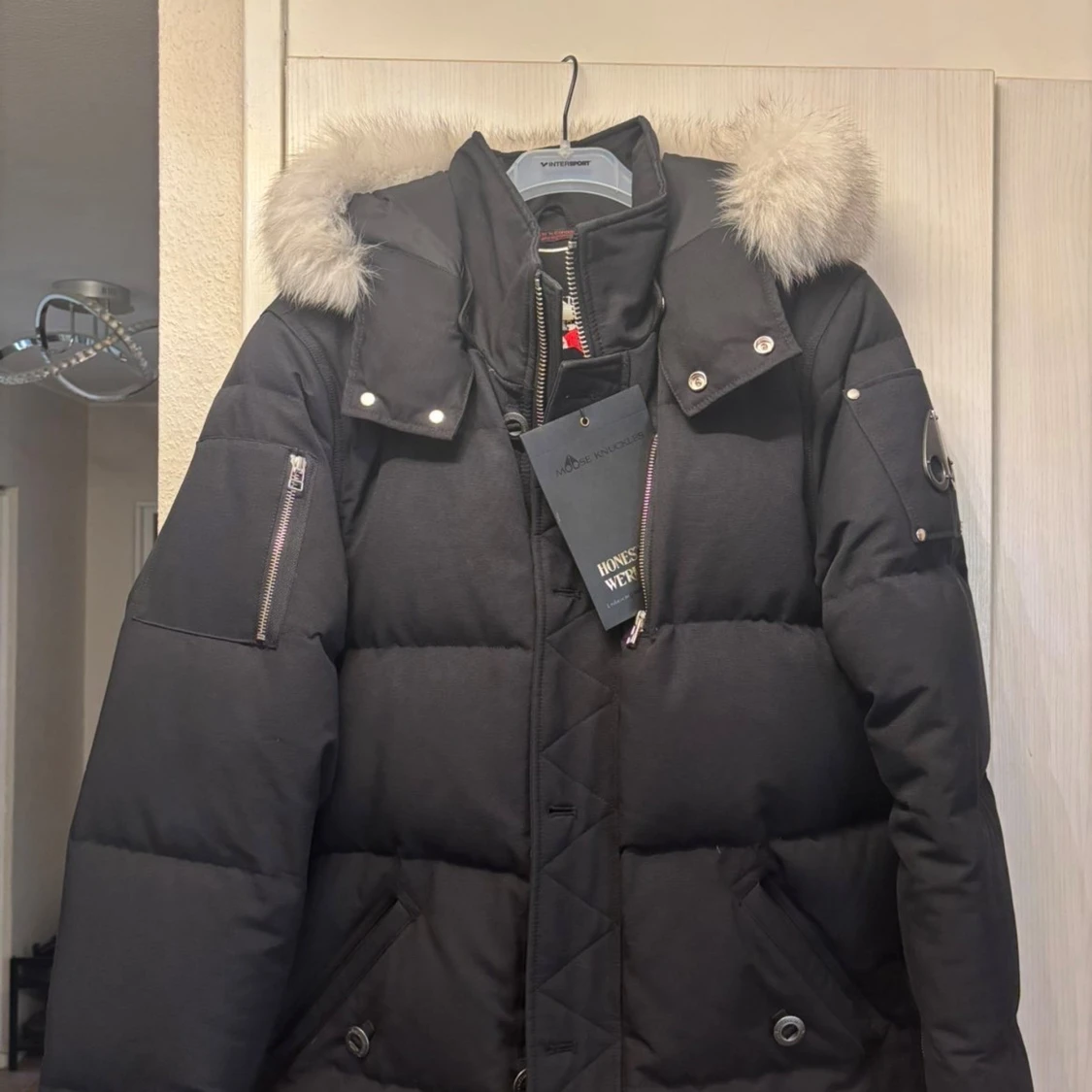 Svart dunjacka Moose Knuckles med pälskrage