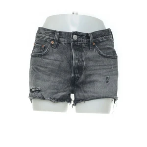 Levi's 501 grå denimshorts med rå kant - Snygga grå denimshorts från Levi's modell 501 med hög midja och klassisk femficksdesign💞💞💞